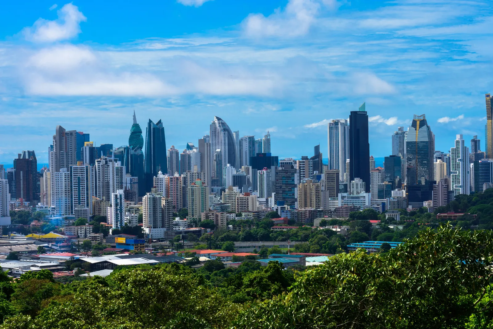 La ciudad de Panamá enmarcada por bosque tropical